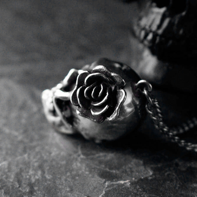 Schädel mit Blume Halskette - Clavius Jewelry