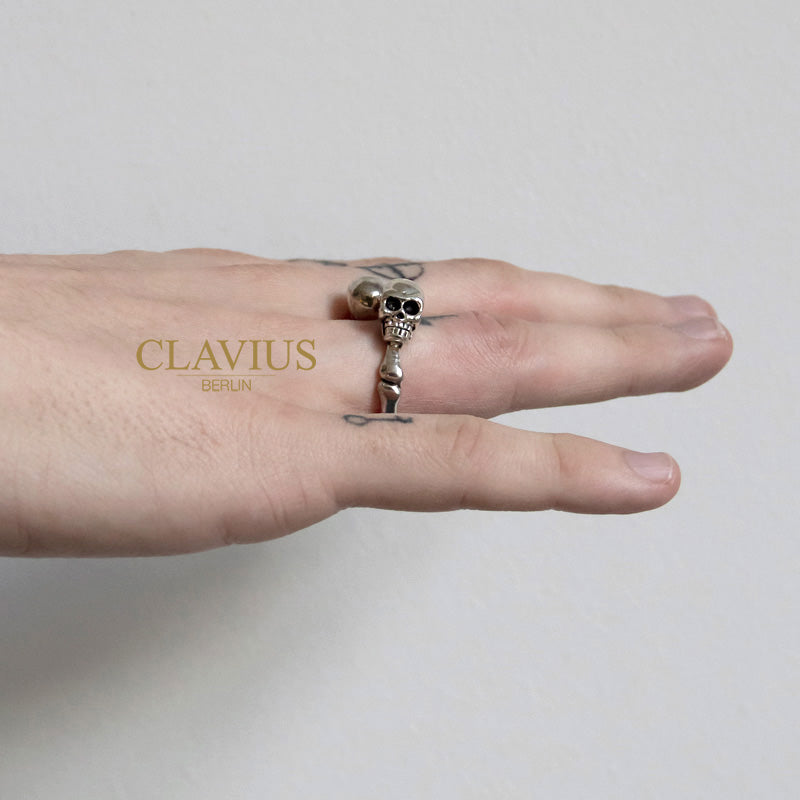 Schädel auf Knochen Ring - Clavius Jewelry