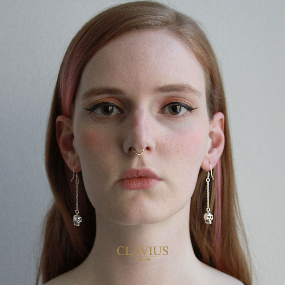 Schädel an Kette Ohrringe - Clavius Jewelry